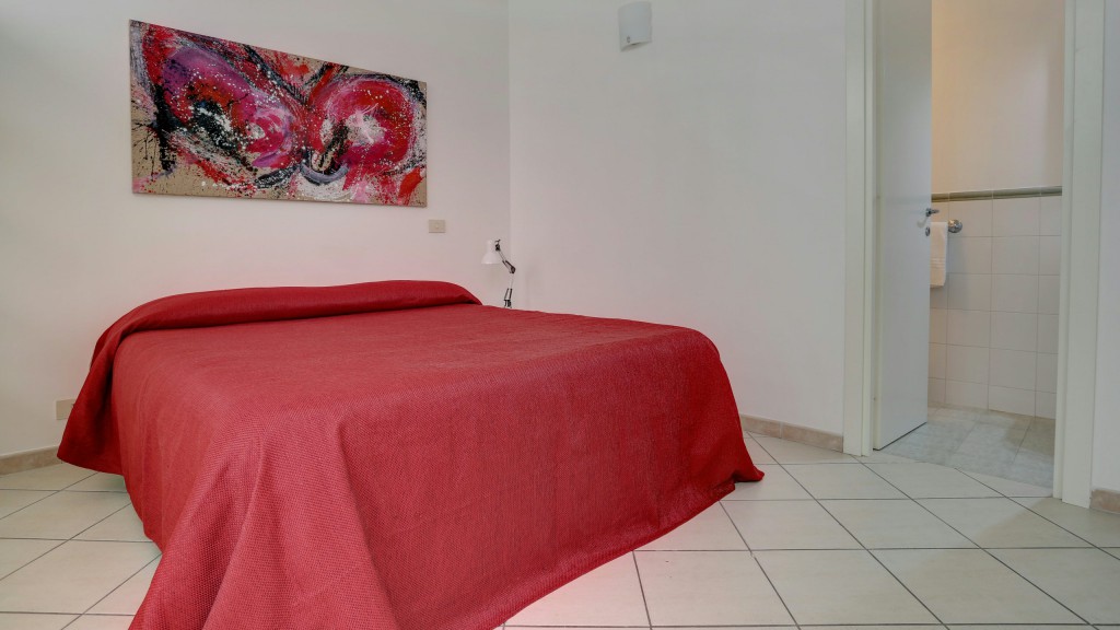 residence-affitti-brevi-roma-Residence-Villa-Agnese-Roma-letto-rosso