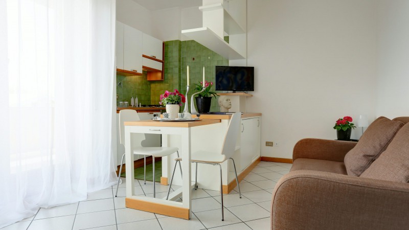 residence-affitti-mensili-roma-Residence-Villa-Agnese-Roma-cucina-tv-divano