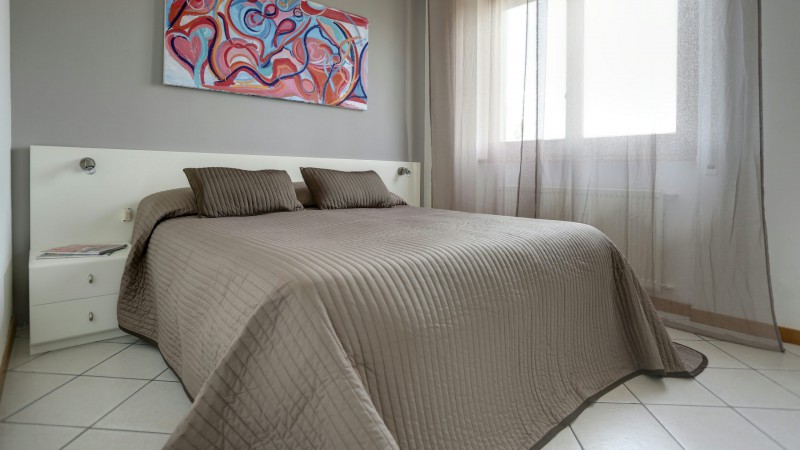 Residence-Villa-Agnese-Roma-letto-grigio