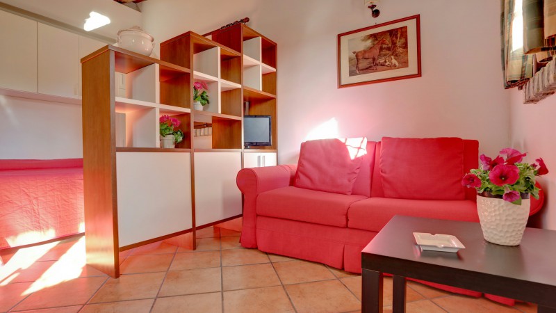 residence-affitti-brevi-roma-Residence-Villa-Agnese-Roma-divano-rosso-2