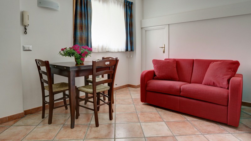 residence-affitti-brevi-roma-Residence-Villa-Agnese-Roma-divano-rosso-3
